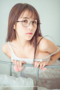 Con bé hàng xóm, chị công nhân cùng nhà