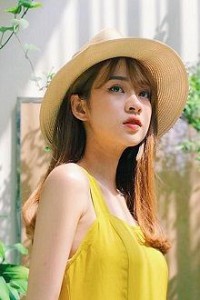 Người Con Gái Mang Màu Của Nắng