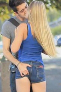 Vô Tình Hôn Gái Em Phải Làm Sao